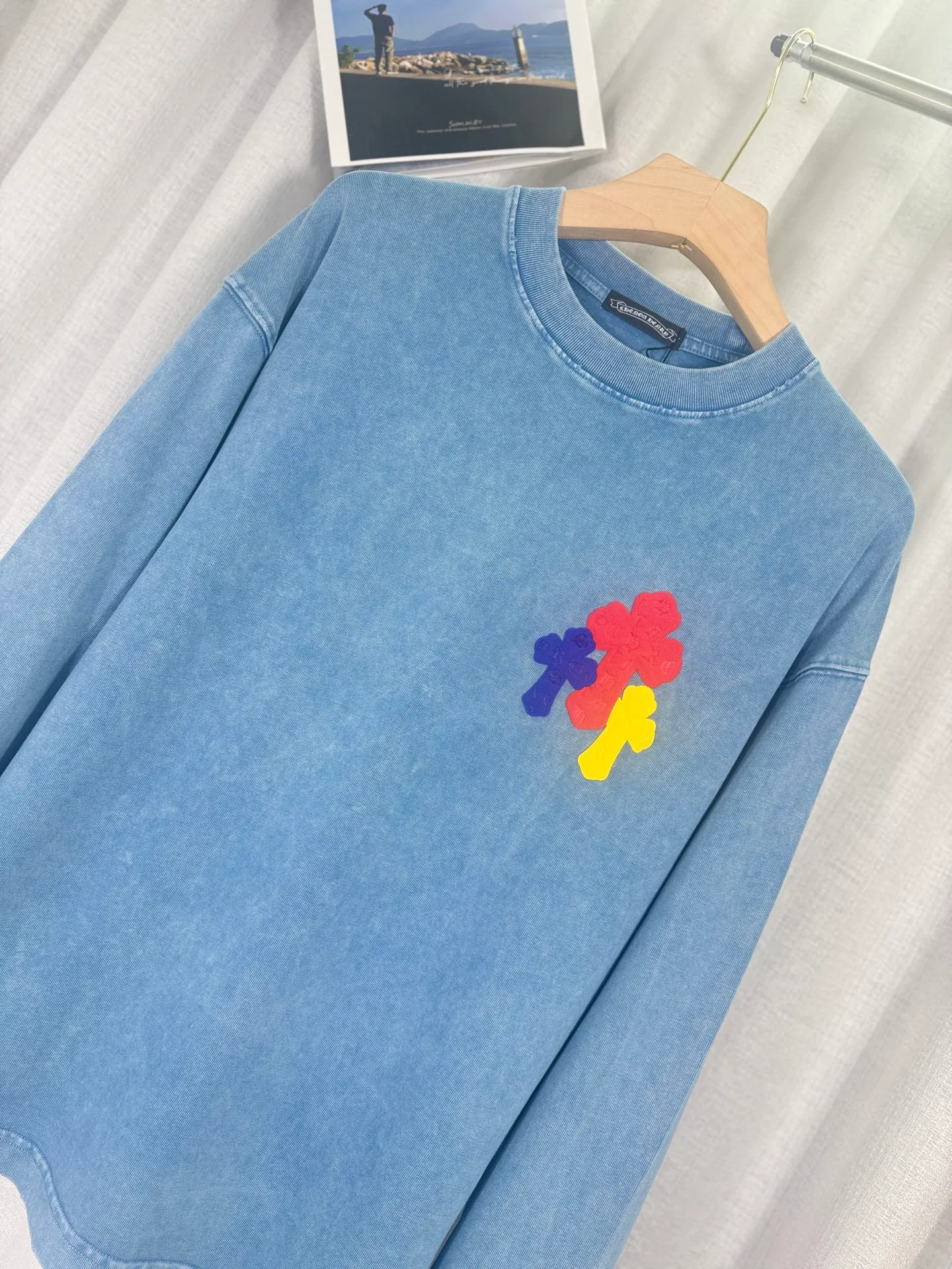 P250 top version, real shot without P, ​​different from market currency) 𝗖𝗵𝗿𝗼𝗺𝗲 𝗛𝗲𝗮𝗿𝘁𝘀/Cro Heart 2025 Autumn and Winter Horseshoe Cross Sticker 3D Glue Couple Casual Long Sleeve 👑The highest version! Customized fabric 320g fabric! Horseshoe cross printing 3D hot glue! The best-selling model in the counter, very comfortable to wear. Accessories: original molded and authenticated collar label➕100% silk wash label. Genuine purchase-grade original hangtag➕matching hanging rope➕3D hanging beads➕original packaging bag. Craftsmanship: The original version has consistent wiring! The highest version of the armhole matching technique! Color: Blue Black Size: S M L XL Style No.: 5175